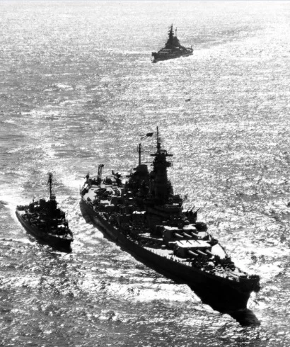 Battleship IOWA and sister MISSOURI steaming into Tokyo Bay 08/30/1945